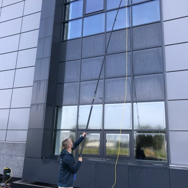 Nettoyage de vitre en fin de chantier chez Vandenbulcke